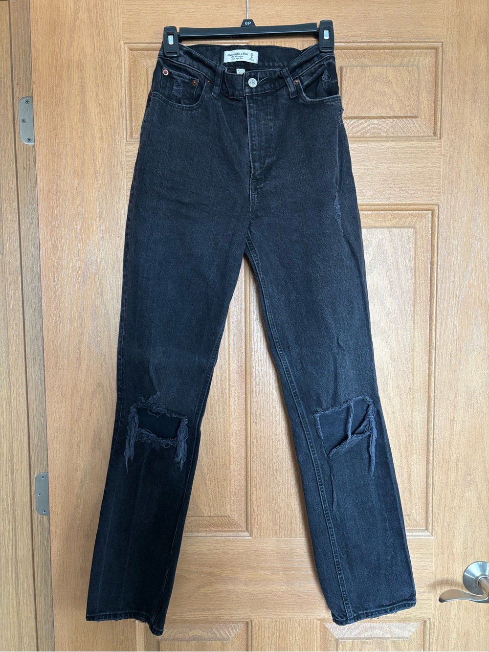 Abercrombie Curve Love 90s Straight Jeans in Black with Knee Rips